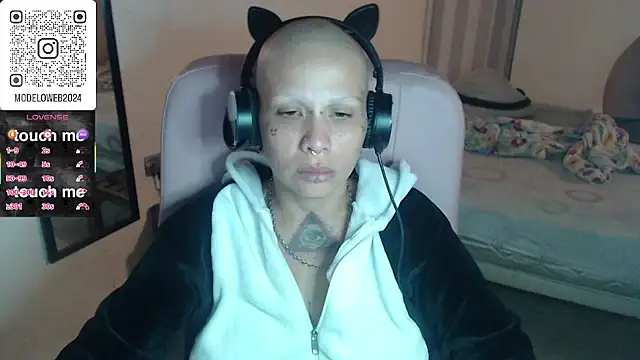 Snapshot of moon_cat85 chatting on March 8, 6:32 am moon cat85 online show from March 8, 6:32 am
