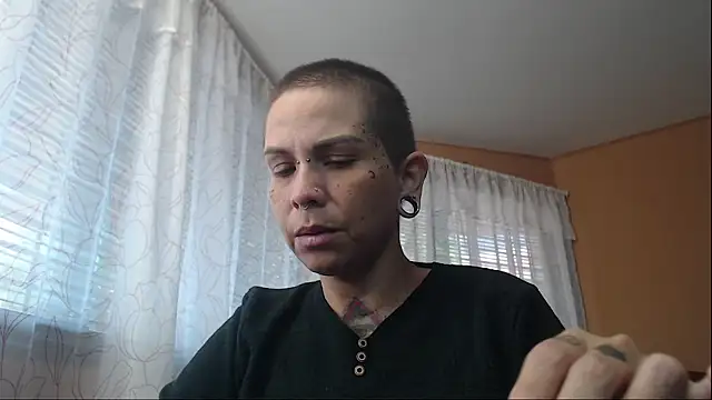 Snapshot of moon_cat85 chatting on February 2, 5:44 pm moon cat85 online show from February 2, 5:44 pm