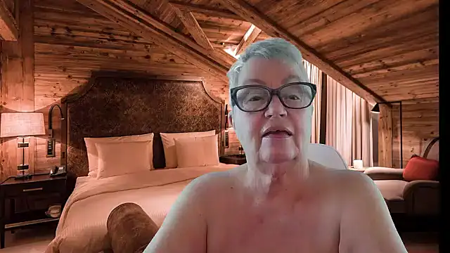 GrannyChrissy68 online show from December 14, 10:25 pm