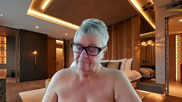 GrannyChrissy68 online show from December 18, 1:06 pm