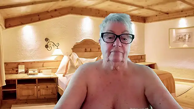 GrannyChrissy68 online show from December 19, 1:40 pm