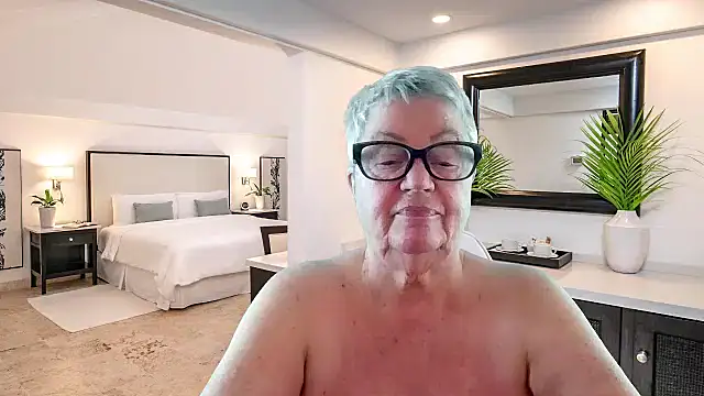 GrannyChrissy68 online show from December 22, 2:47 pm