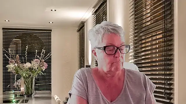 GrannyChrissy68 online show from February 3, 3:28 pm