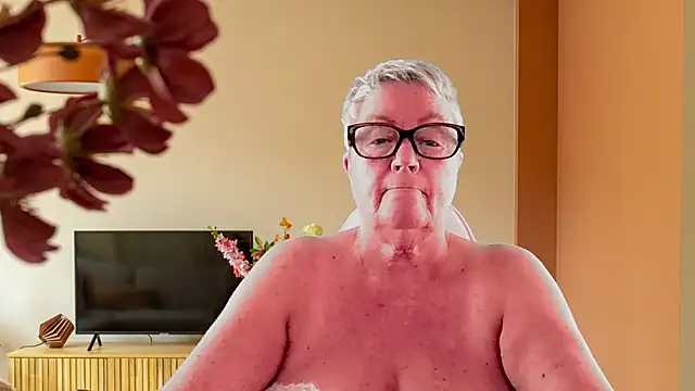 GrannyChrissy68 online show from February 24, 10:41 pm