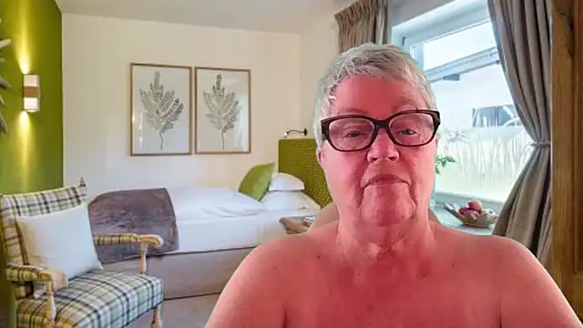 GrannyChrissy68 online show from May 1, 2:32 pm
