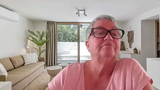 GrannyChrissy68 online show from May 12, 1:19 pm