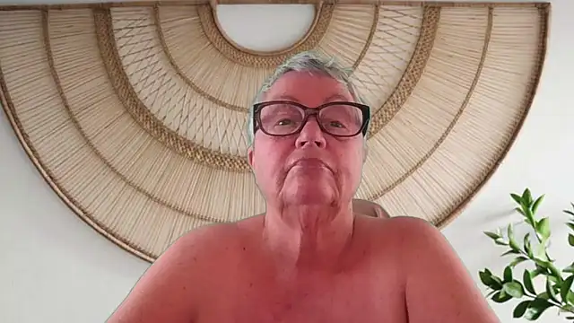 GrannyChrissy68 online show from May 13, 1:52 pm