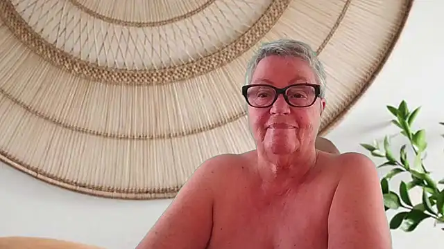 GrannyChrissy68 online show from May 24, 9:09 pm
