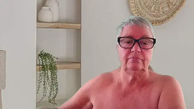 GrannyChrissy68 online show from May 25, 9:10 pm