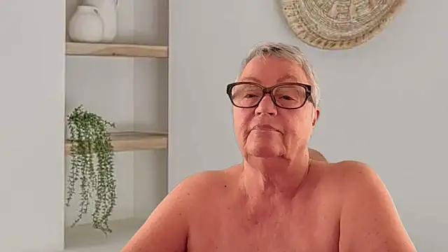 GrannyChrissy68 online show from May 28, 12:46 pm