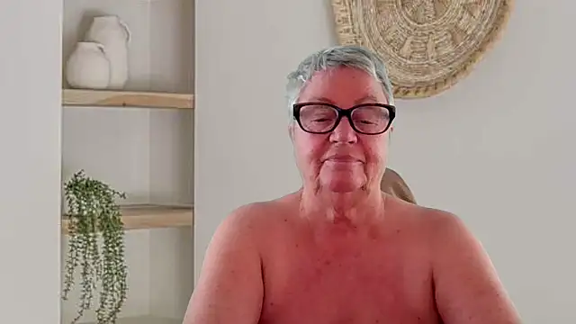 GrannyChrissy68 online show from May 29, 2:15 pm