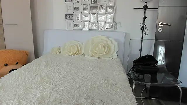 Snapshot of sweetemy4u chatting on February 14, 9:13 am sweetemy4u online show from February 14, 9:13 am