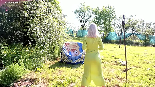 luxurydoll21 online show from May 6, 7:13 am