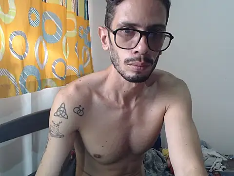 Snapshot of alisterxxx chatting on May 21, 3:52 pm alisterxxx online show from May 21, 3:52 pm