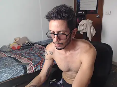 Snapshot of alisterxxx chatting on May 25, 3:18 pm alisterxxx online show from May 25, 3:18 pm