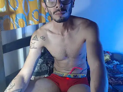Snapshot of alisterxxx chatting on May 28, 2:42 am alisterxxx online show from May 28, 2:42 am