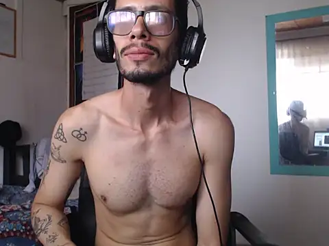 Snapshot of alisterxxx chatting on May 28, 4:04 pm alisterxxx online show from May 28, 4:04 pm