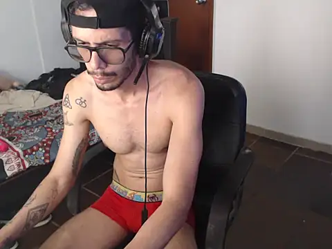 Snapshot of alisterxxx chatting on May 29, 6:06 pm alisterxxx online show from May 29, 6:06 pm