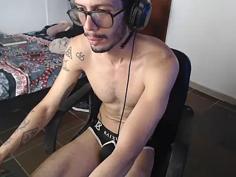 Snapshot of alisterxxx chatting on May 30, 2:25 pm alisterxxx online show from May 30, 2:25 pm