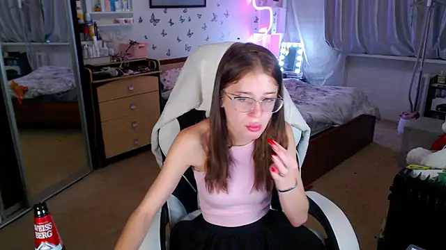 Snapshot of Kira_honeyy chatting on October 8, 6:00 am Kira honeyy online show from October 8, 6:00 am