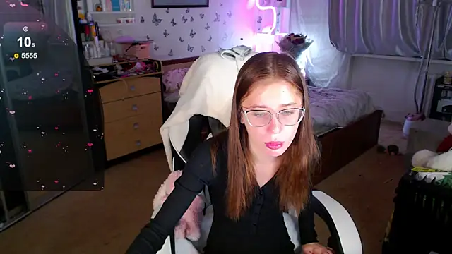 Snapshot of Kira_honeyy chatting on October 9, 6:11 am Kira honeyy online show from October 9, 6:11 am