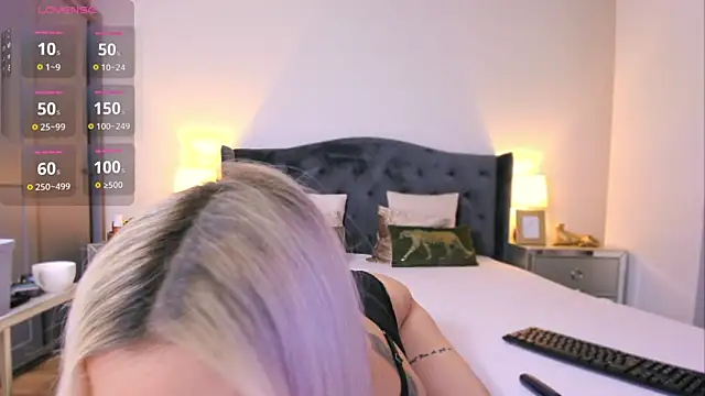 ElizzaBubble online show from April 7, 10:20 pm