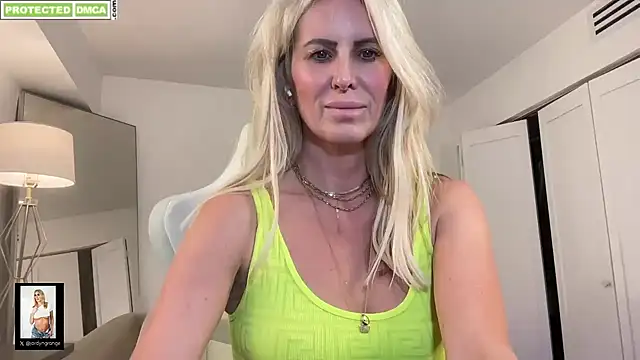 Snapshot of JordynGrange chatting on October 1, 10:49 pm JordynGrange online show from October 1, 10:49 pm