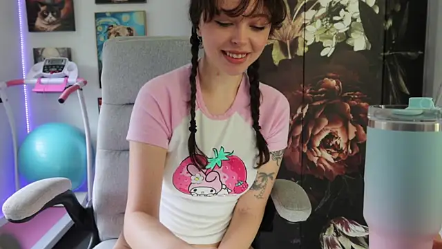 Snapshot of makiyahbelle chatting on February 6, 4:10 am makiyahbelle online show from February 6, 4:10 am