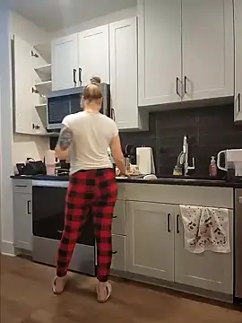 Snapshot of HollyTattoo chatting on January 14, 2:00 pm HollyTattoo online show from January 14, 2:00 pm