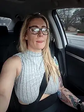 Snapshot of HollyTattoo chatting on February 19, 10:09 pm HollyTattoo online show from February 19, 10:09 pm