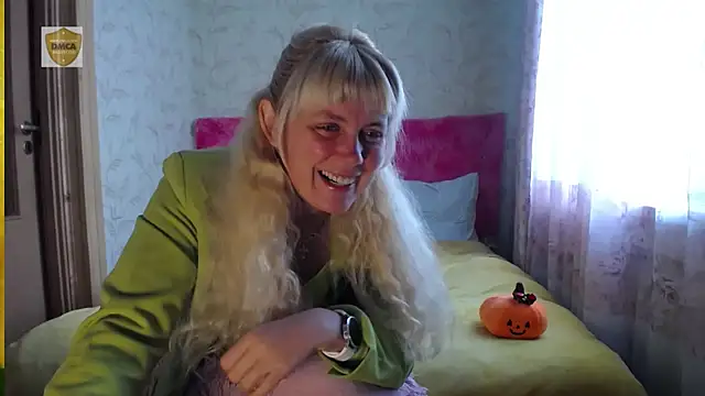 Snapshot of SunnySylvia chatting on November 1, 7:32 am SunnySylvia online show from November 1, 7:32 am