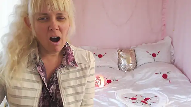 Snapshot of SunnySylvia chatting on November 28, 7:11 am SunnySylvia online show from November 28, 7:11 am