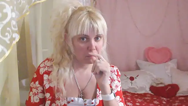 Snapshot of SunnySylvia chatting on December 15, 4:11 pm SunnySylvia online show from December 15, 4:11 pm