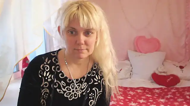 Snapshot of SunnySylvia chatting on December 18, 6:30 am SunnySylvia online show from December 18, 6:30 am