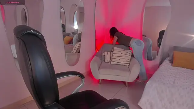 MorganHicks online show from February 15, 5:50 pm