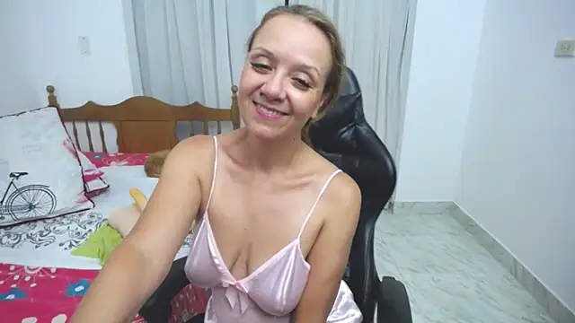 Snapshot of yeslluisa chatting on March 1, 12:28 am yeslluisa online show from March 1, 12:28 am