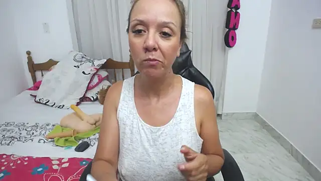 Snapshot of yeslluisa chatting on March 2, 10:05 pm yeslluisa online show from March 2, 10:05 pm