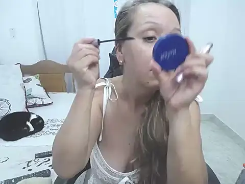 Snapshot of yeslluisa chatting on October 10, 9:58 pm yeslluisa online show from October 10, 9:58 pm