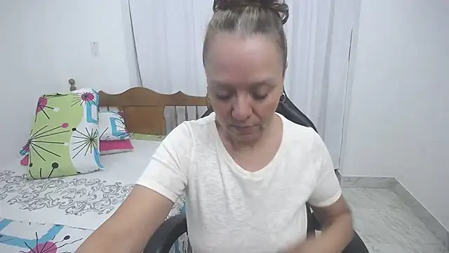 yeslluisa online show from November 15, 4:47 pm