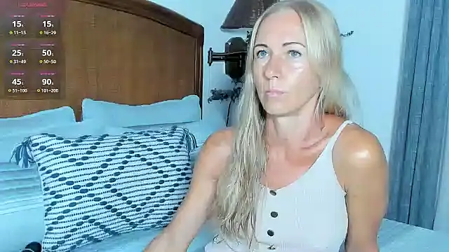 Snapshot of Christine_35 chatting on May 18, 11:38 am Christine 35 online show from May 18, 11:38 am