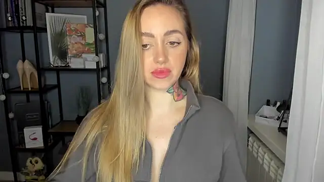 Snapshot of sexyCoralie chatting on December 7, 10:45 am sexyCoralie online show from December 7, 10:45 am