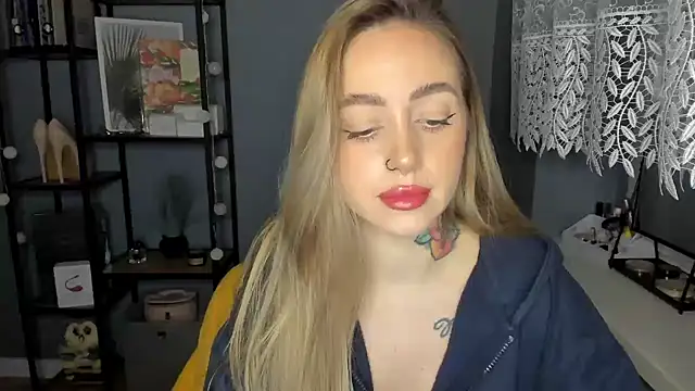 Snapshot of sexyCoralie chatting on December 10, 11:00 am sexyCoralie online show from December 10, 11:00 am