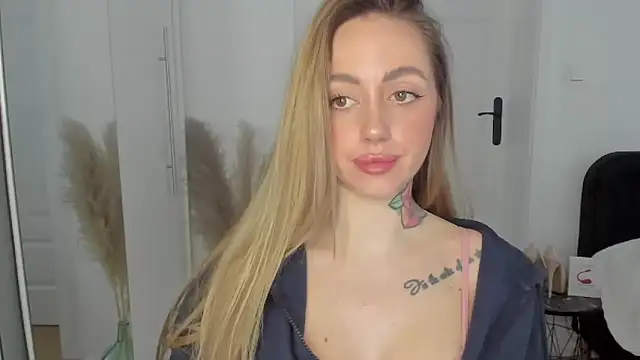 Snapshot of sexyCoralie chatting on February 3, 3:06 pm sexyCoralie online show from February 3, 3:06 pm