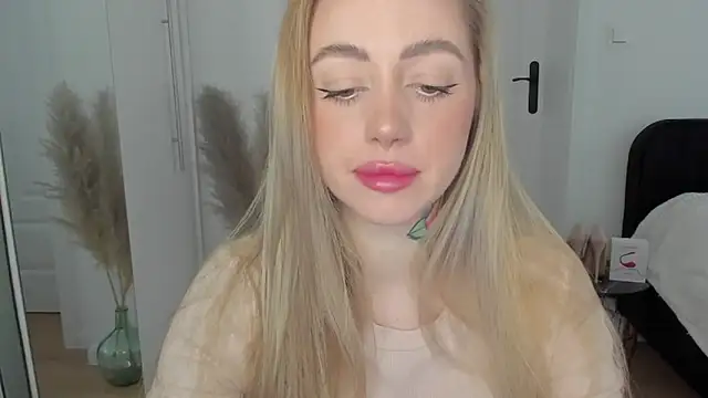 Snapshot of sexyCoralie chatting on February 13, 7:45 am sexyCoralie online show from February 13, 7:45 am