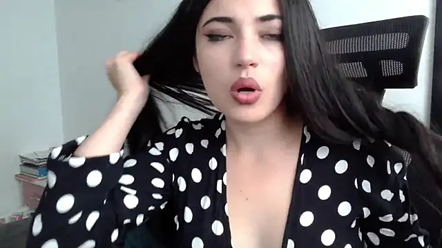 Snapshot of Honey_Aynur20 chatting on January 5, 9:47 pm Honey Aynur20 online show from January 5, 9:47 pm