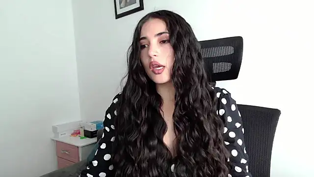 Snapshot of Honey_Aynur20 chatting on February 2, 3:39 pm Honey Aynur20 online show from February 2, 3:39 pm