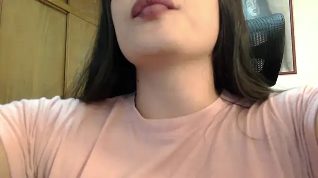 Snapshot of Honey_Aynur20 chatting on February 26, 10:20 pm Honey Aynur20 online show from February 26, 10:20 pm