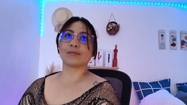 JuliRamirez online show from January 6, 8:18 pm