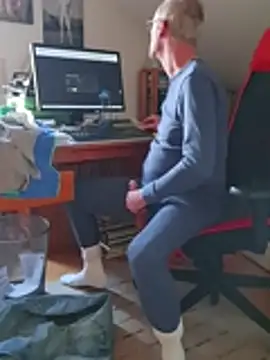 Snapshot of BerndisCam chatting on December 1, 2:33 pm BerndisCam online show from December 1, 2:33 pm