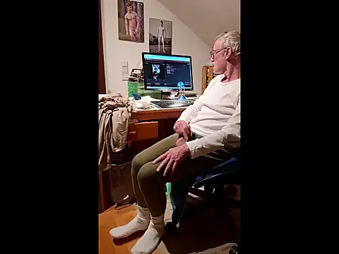 Snapshot of BerndisCam chatting on December 17, 4:02 pm BerndisCam online show from December 17, 4:02 pm